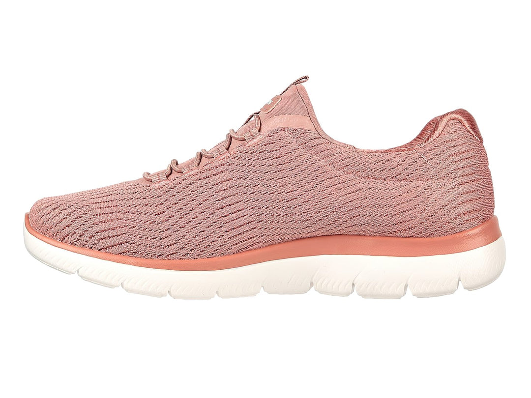 Tenis deportivos Skechers color rosa oscuro con suela blanca y tejido transpirable.