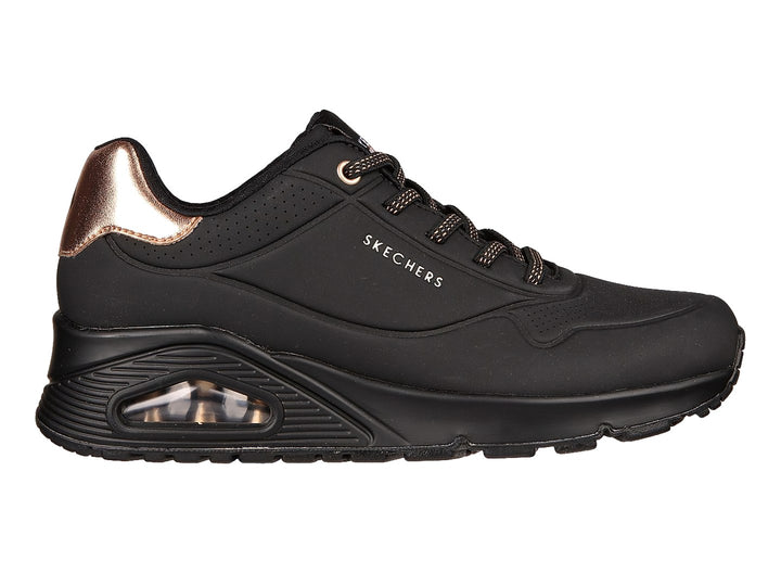 Tenis deportivos Skechers color negro con detalle metálico en el talón y cámara de aire en la suela.