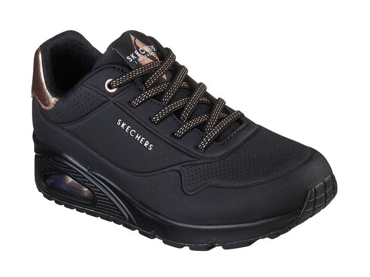 Tenis deportivos Skechers color negro con detalle metálico en el talón y cámara de aire en la suela.