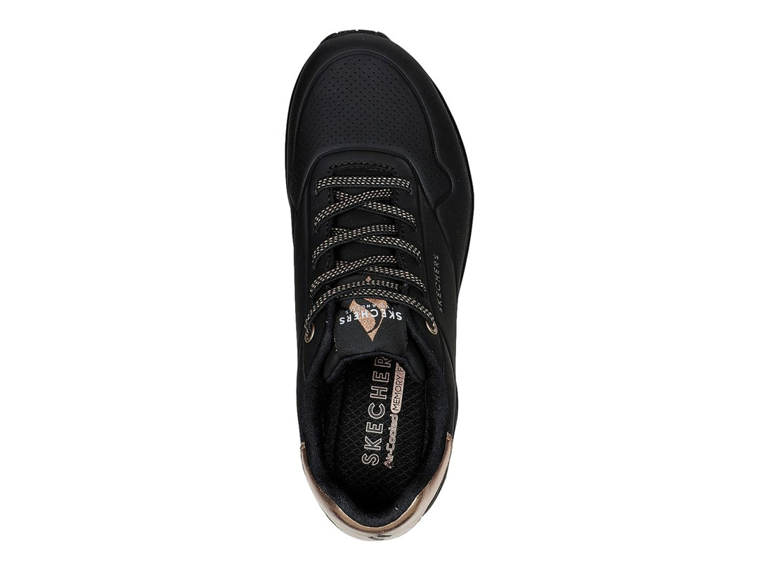 Tenis deportivos Skechers color negro con detalle metálico en el talón y cámara de aire en la suela.
