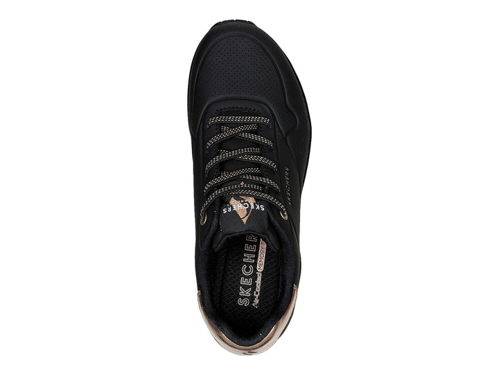 Tenis deportivos Skechers color negro con detalle metálico en el talón y cámara de aire en la suela.