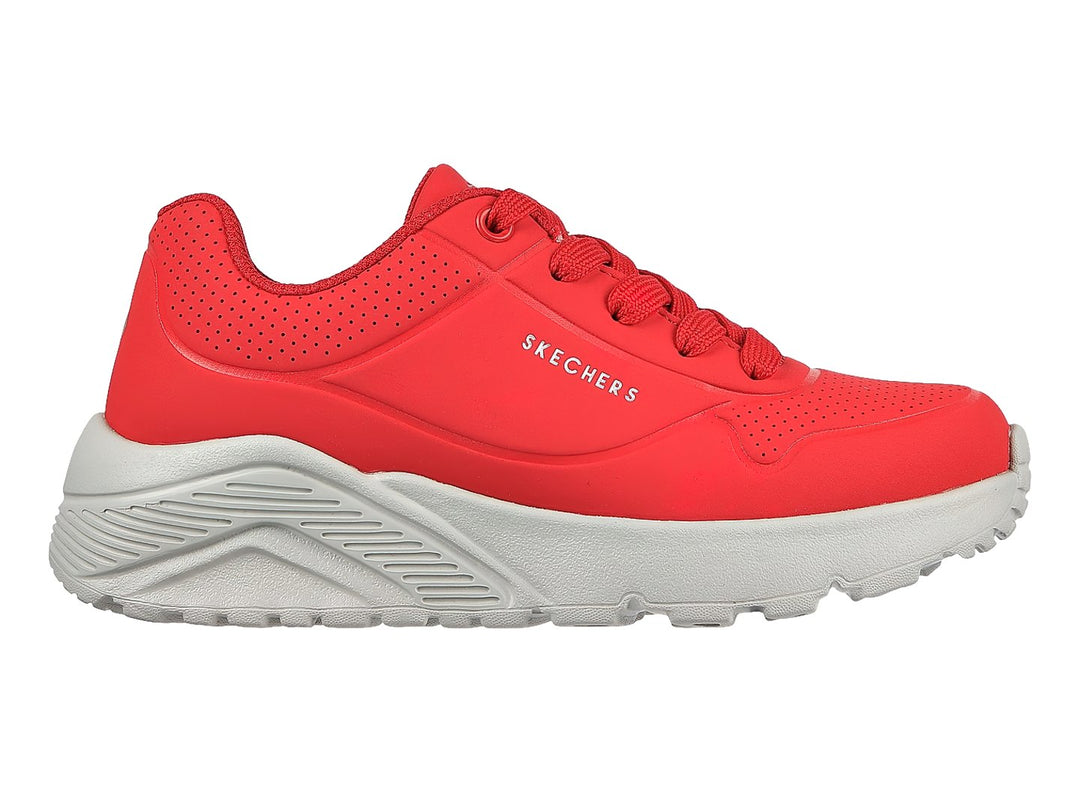 Tenis deportivos Skechers de color rojo con suela gruesa en color gris claro.