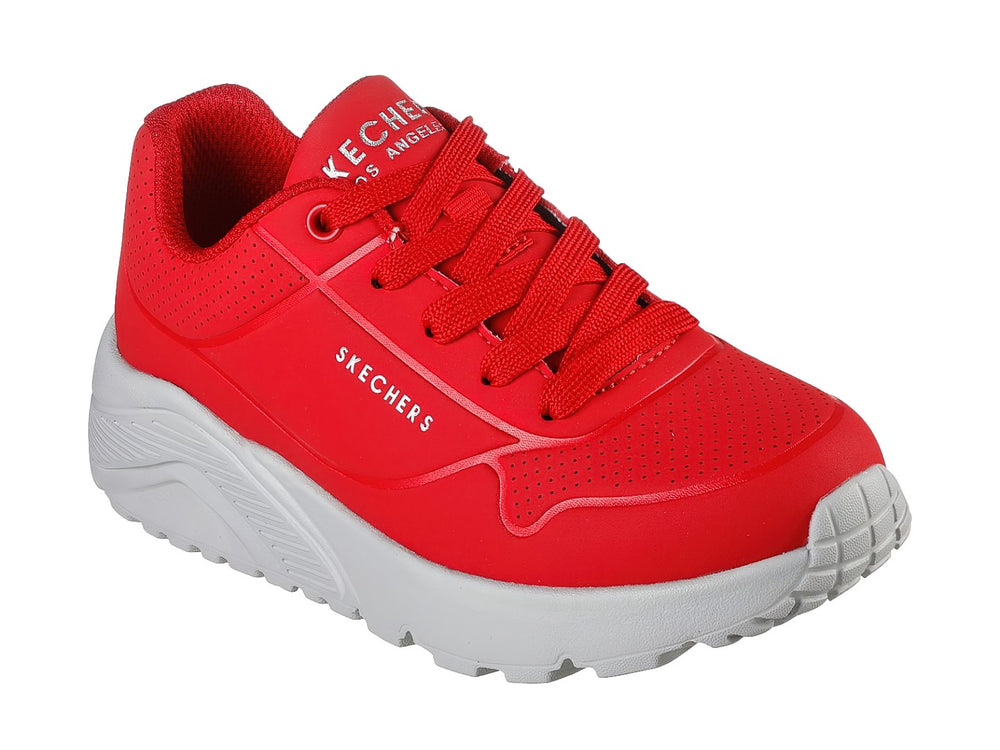 Tenis deportivos Skechers de color rojo con suela gruesa en color gris claro.