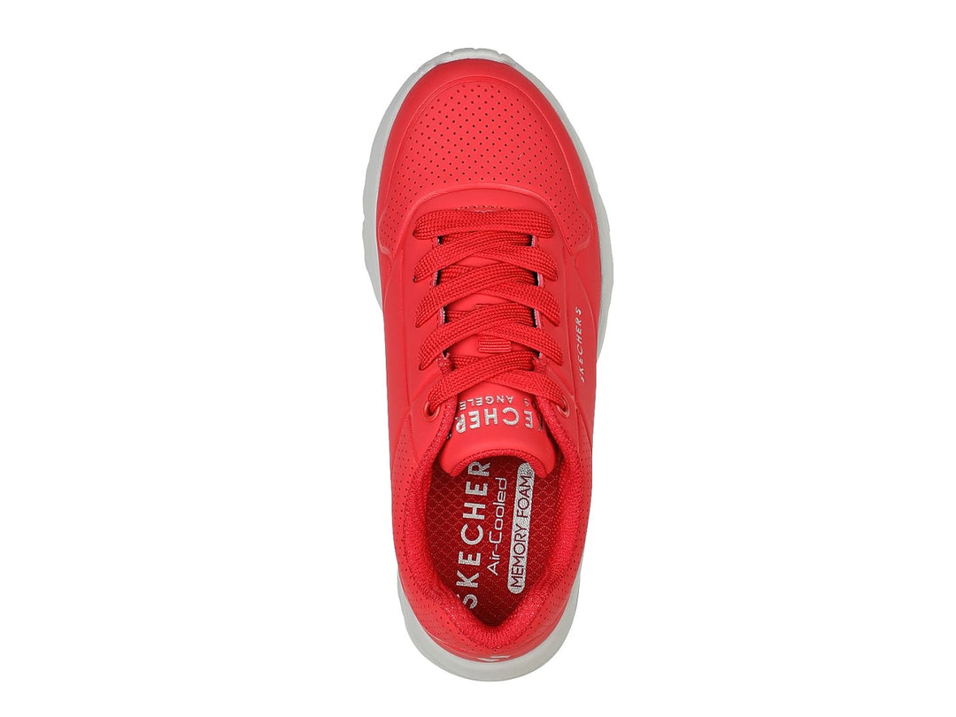 Tenis deportivos Skechers de color rojo con suela gruesa en color gris claro.