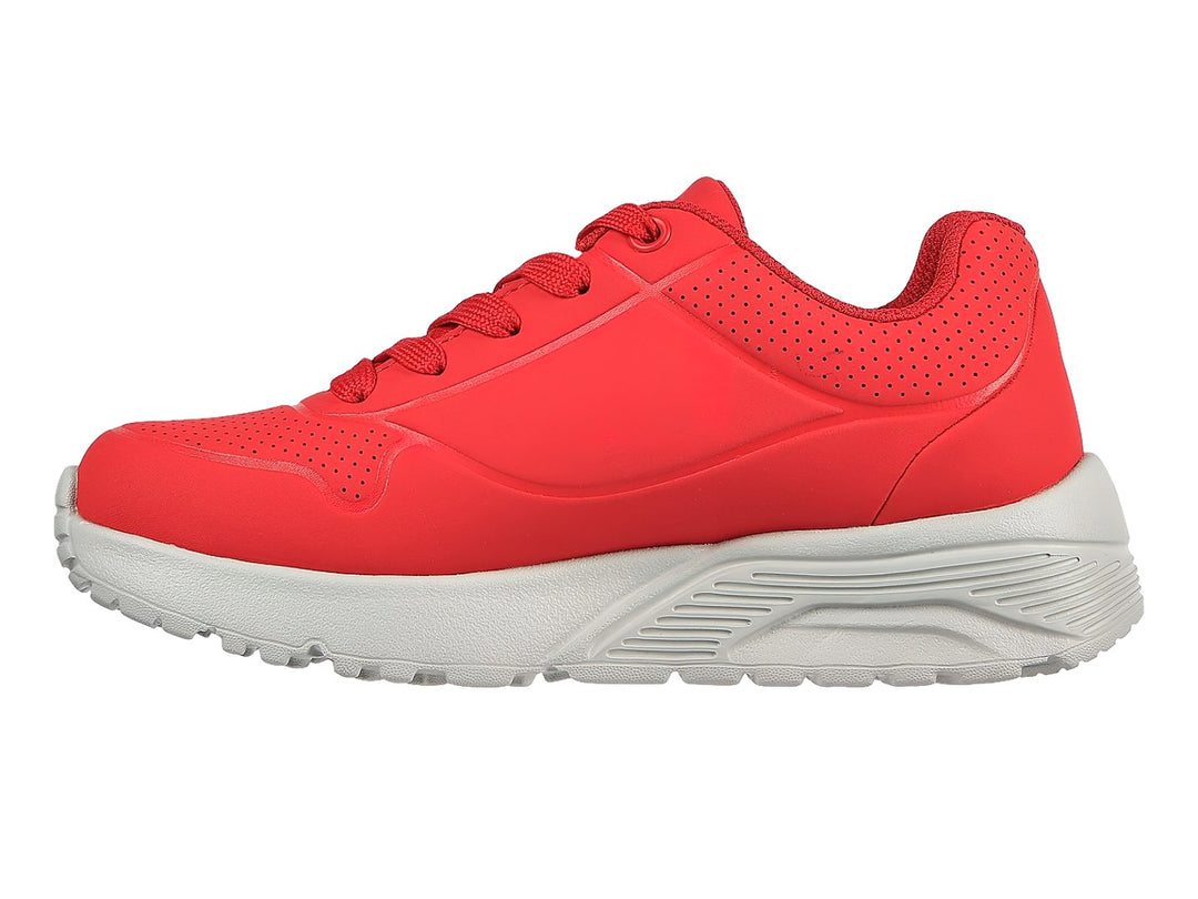 Tenis deportivos Skechers de color rojo con suela gruesa en color gris claro.