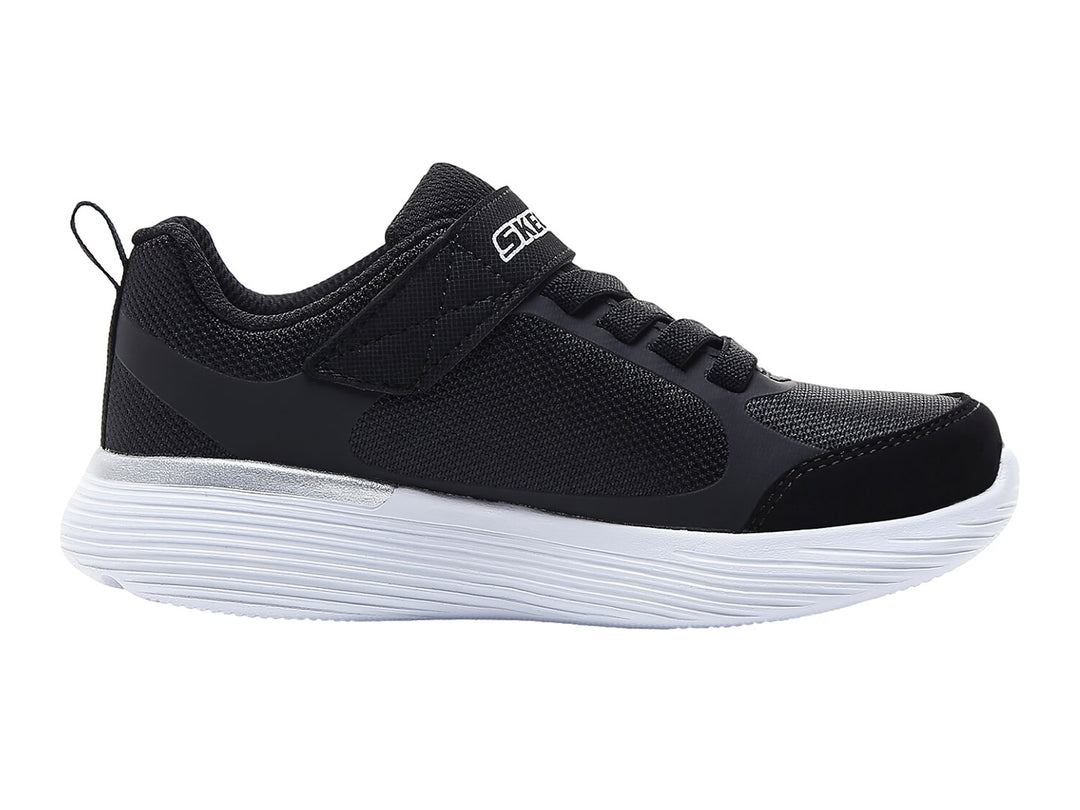Tenis deportivos Skechers color negro con suela blanca y cierre de velcro para niño.