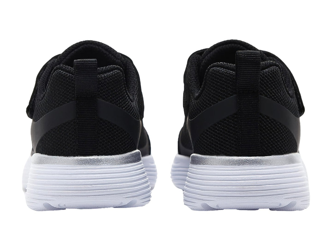 Tenis deportivos Skechers color negro con suela blanca y cierre de velcro para niño.