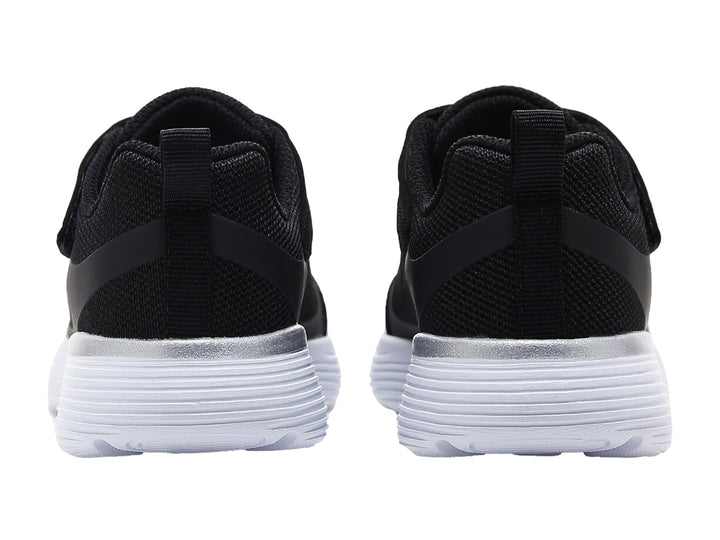Tenis deportivos Skechers color negro con suela blanca y cierre de velcro para niño.