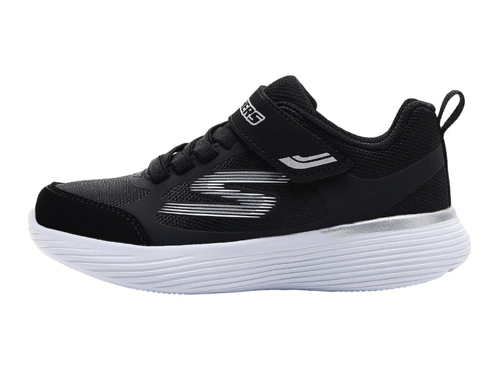 Tenis deportivos Skechers color negro con suela blanca y cierre de velcro para niño.