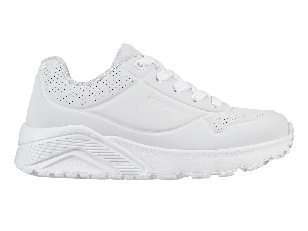 Tenis deportivos Skechers color blanco con detalles perforados y suela gruesa.