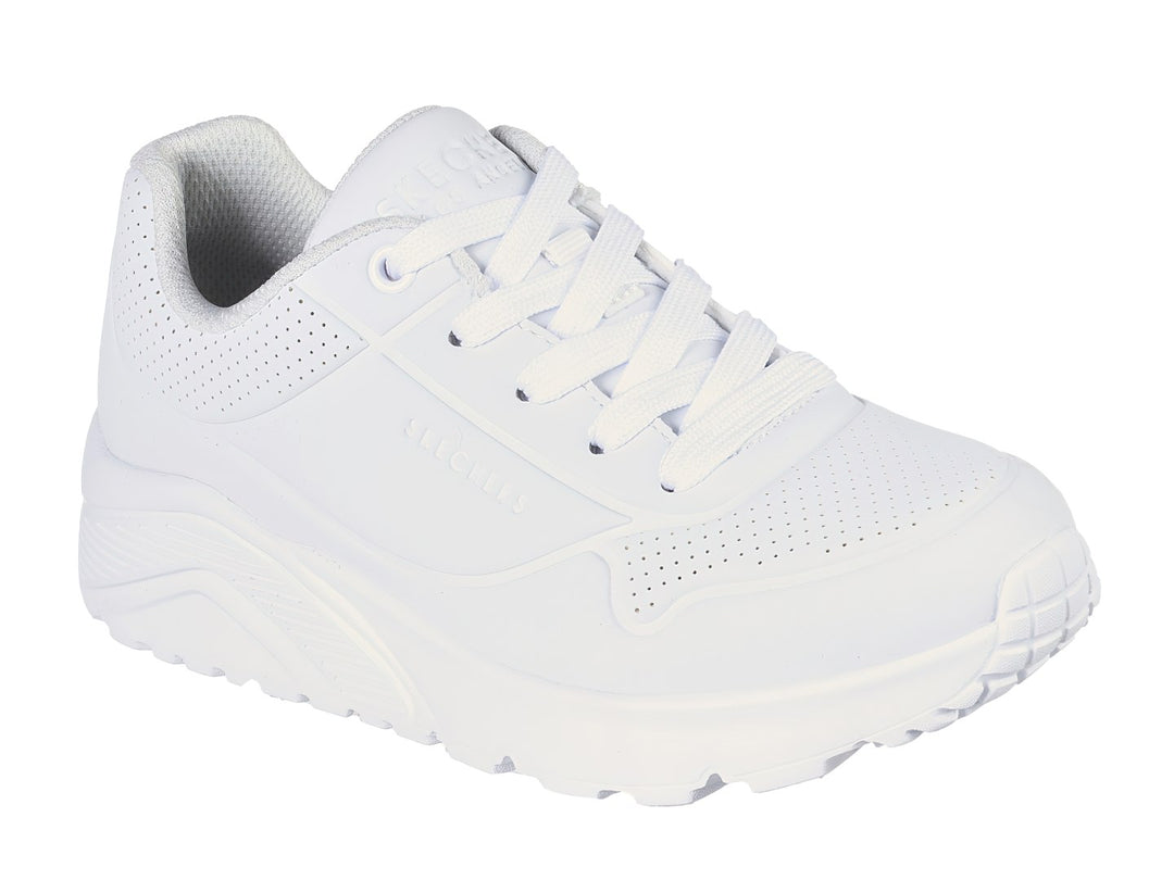 Tenis deportivos Skechers color blanco con detalles perforados y suela gruesa.