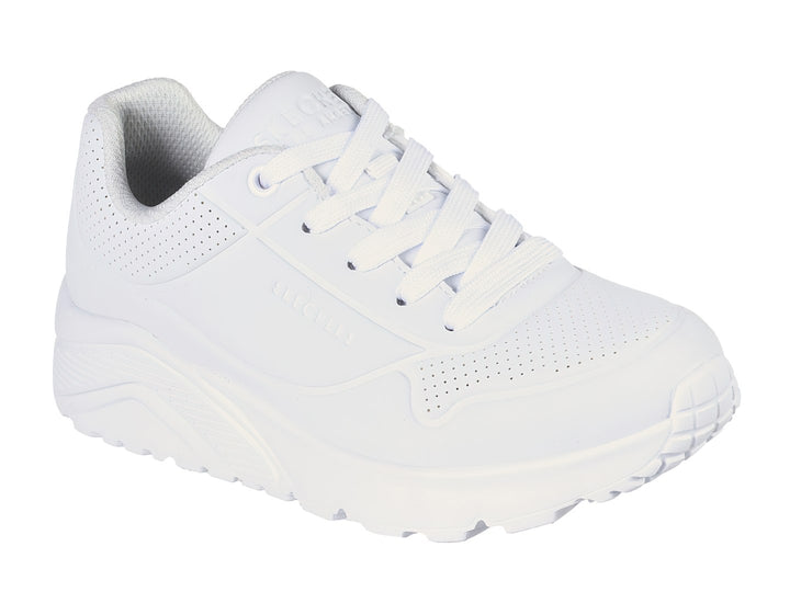 Tenis deportivos Skechers color blanco con detalles perforados y suela gruesa.