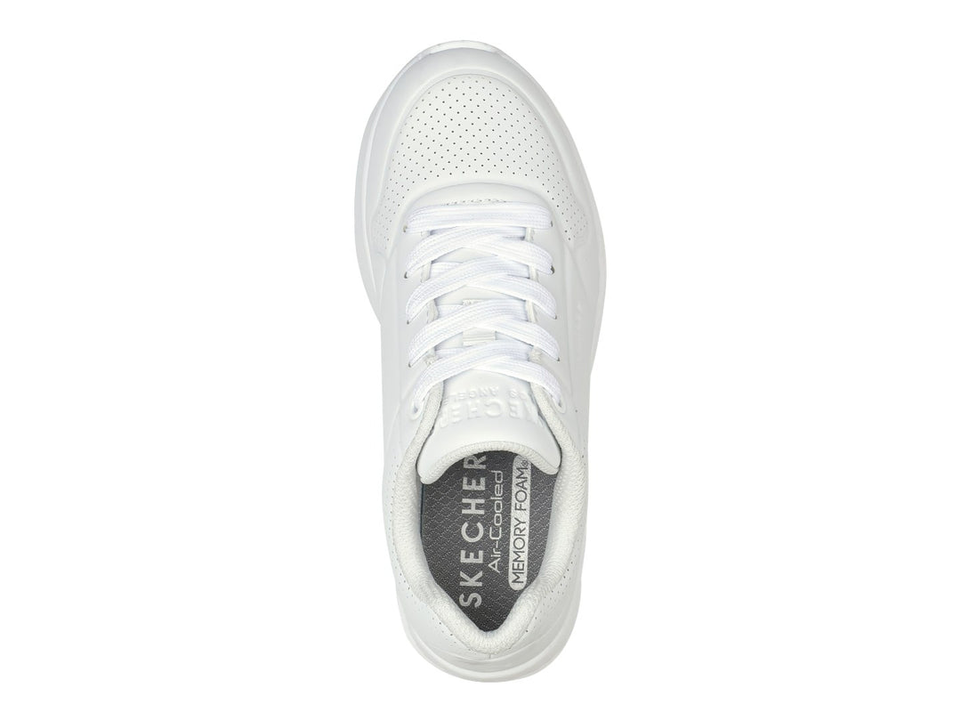 Tenis deportivos Skechers color blanco con detalles perforados y suela gruesa.