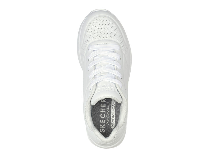 Tenis deportivos Skechers color blanco con detalles perforados y suela gruesa.