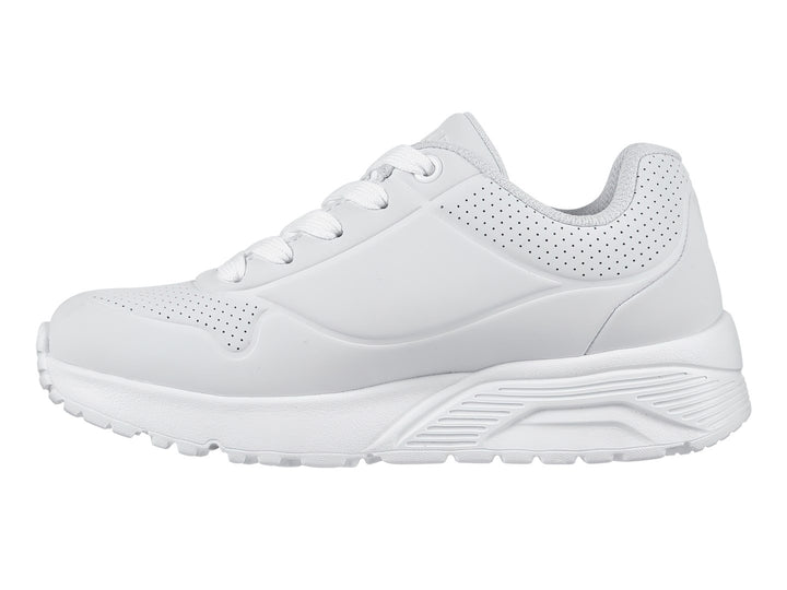 Tenis deportivos Skechers color blanco con detalles perforados y suela gruesa.