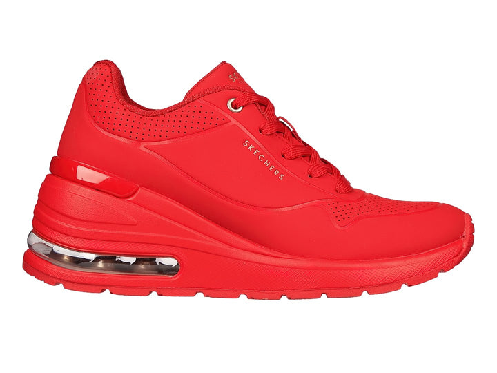 Tenis deportivos Skechers color rojo intenso con cámara de aire visible en el talón y suela robusta.