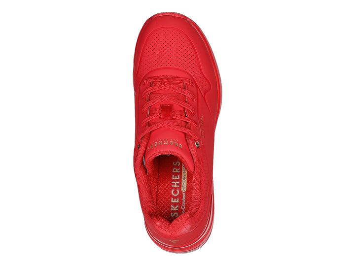 Tenis deportivos Skechers color rojo intenso con cámara de aire visible en el talón y suela robusta.