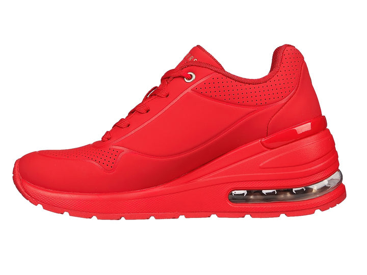 Tenis deportivos Skechers color rojo intenso con cámara de aire visible en el talón y suela robusta.