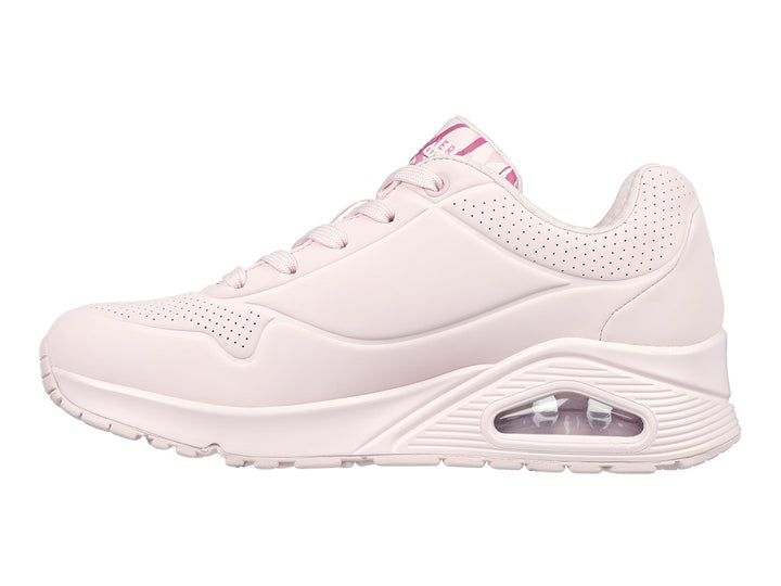Tenis Skechers rosa con estampado de corazones y cámara de aire en el talón.