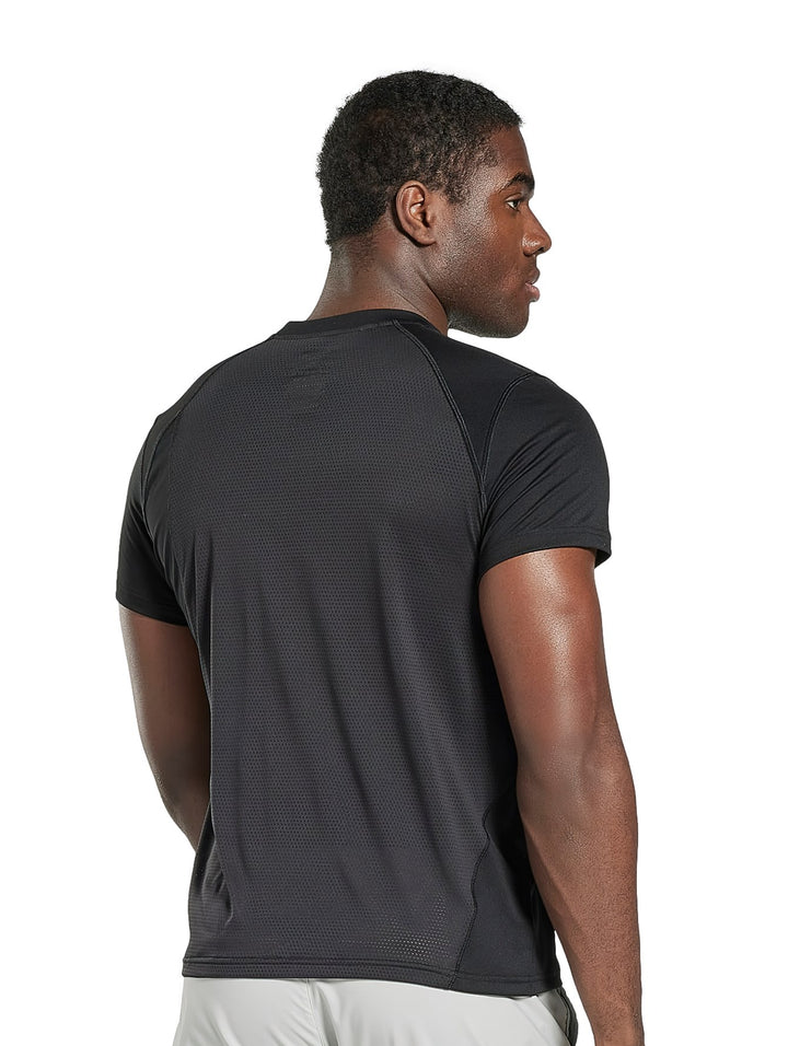 Hombre vistiendo camiseta deportiva de manga corta color negro marca Reebok.