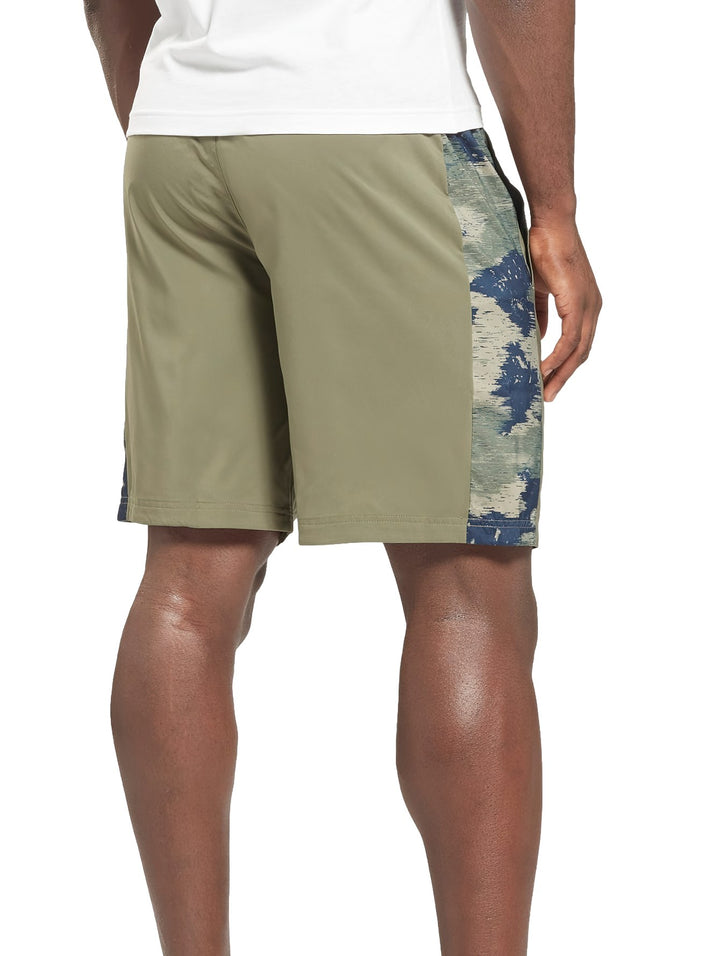 Shorts deportivos Reebok color verde con franja lateral de patrón camuflaje azul.