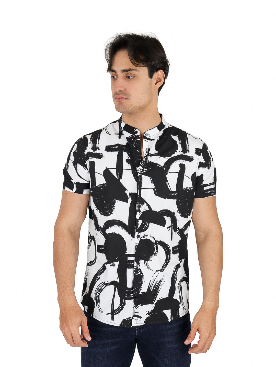 Hombre vistiendo camisa de manga corta con estampado geométrico en blanco y negro y cuello henley.