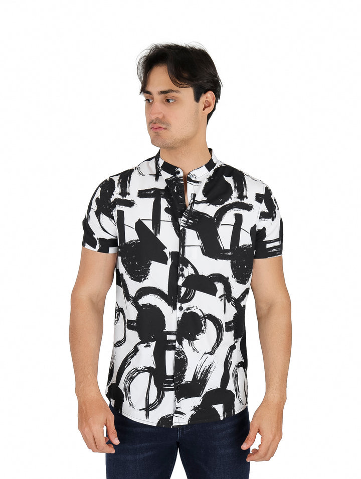 Hombre vistiendo camisa de manga corta con estampado geométrico en blanco y negro y cuello henley.