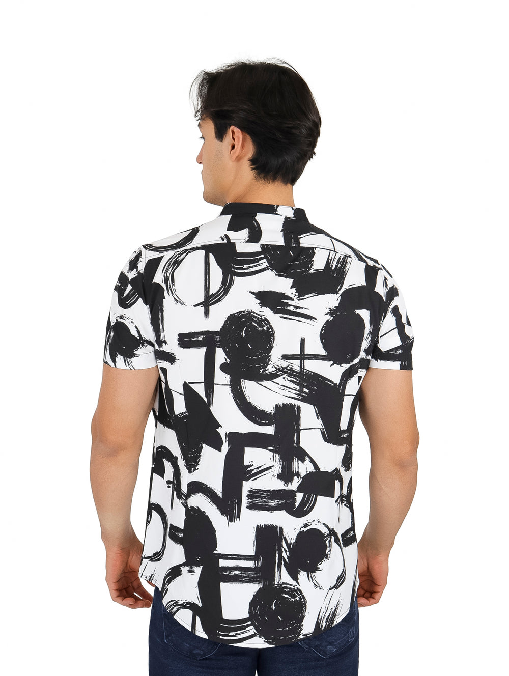 Hombre vistiendo camisa de manga corta con estampado geométrico en blanco y negro y cuello henley.