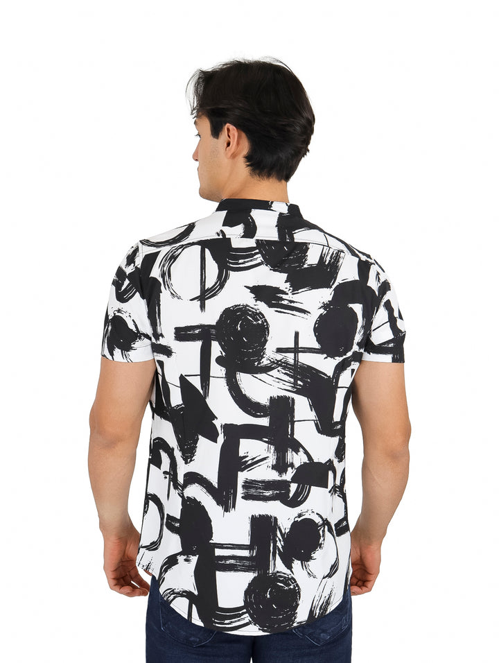 Hombre vistiendo camisa de manga corta con estampado geométrico en blanco y negro y cuello henley.