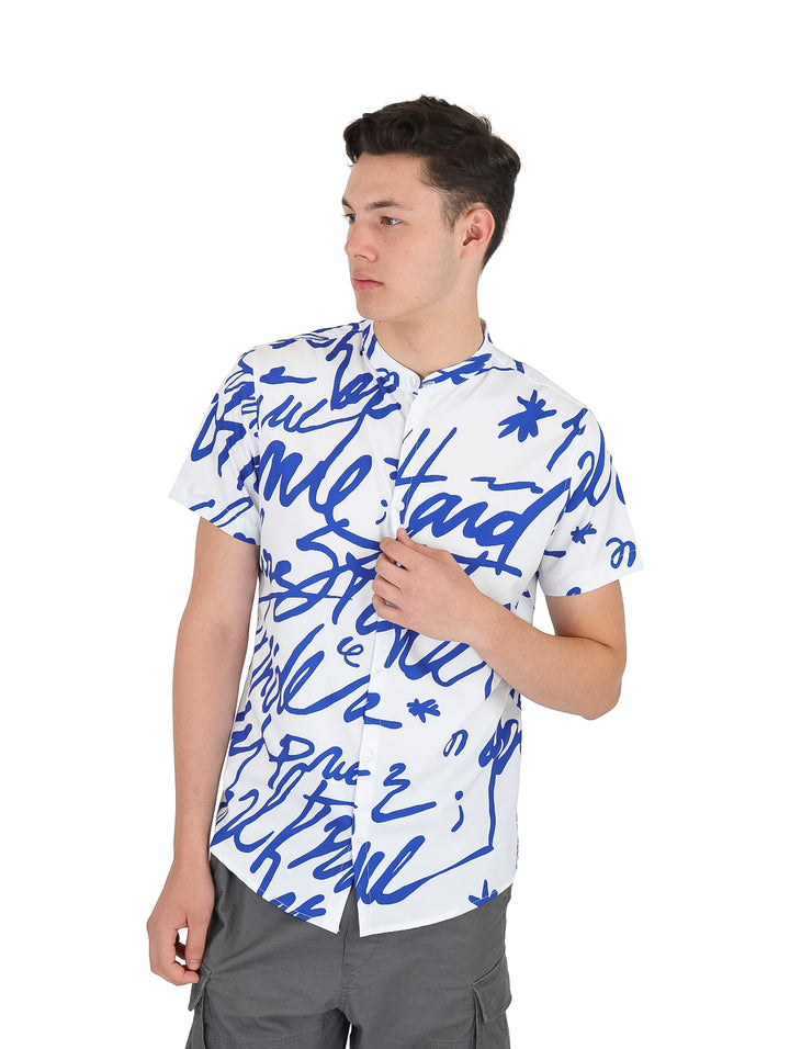 Camisa blanca de manga corta con estampado de letras azules y cuello henley.