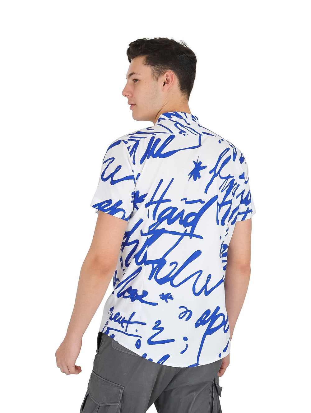 Camisa blanca de manga corta con estampado de letras azules y cuello henley.
