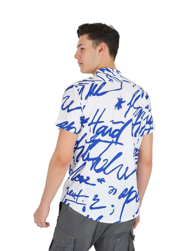 Camisa blanca de manga corta con estampado de letras azules y cuello henley.
