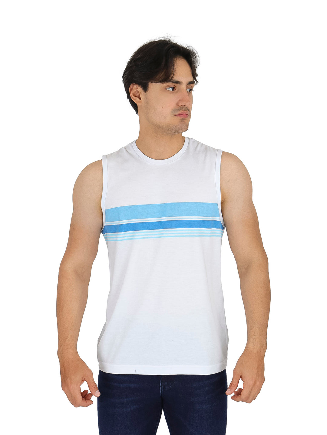Hombre vistiendo playera blanca sin mangas con franjas horizontales en tonos azules en el pecho.