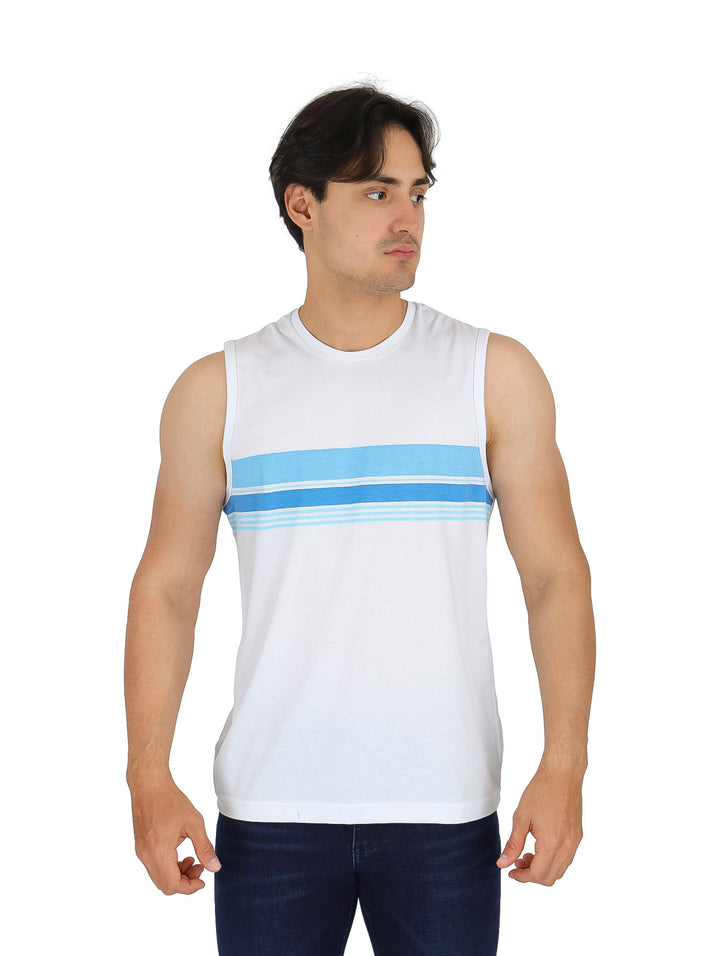 Hombre vistiendo playera blanca sin mangas con franjas horizontales en tonos azules en el pecho.