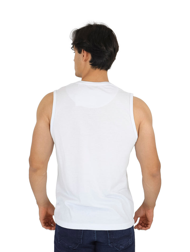 Hombre vistiendo playera blanca sin mangas con franjas horizontales en tonos azules en el pecho.