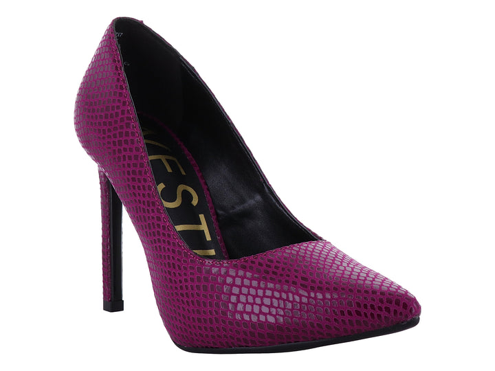 Zapato de tacón alto color fucsia con textura de piel de serpiente y punta redondeada.