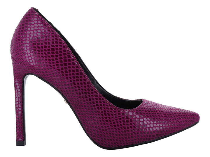 Zapato de tacón alto color fucsia con textura de piel de serpiente y punta redondeada.