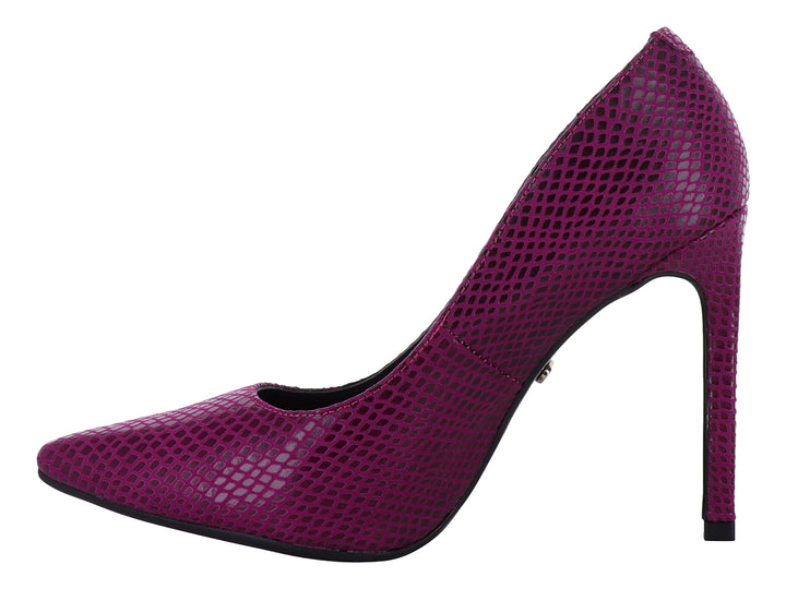 Zapato de tacón alto color fucsia con textura de piel de serpiente y punta redondeada.
