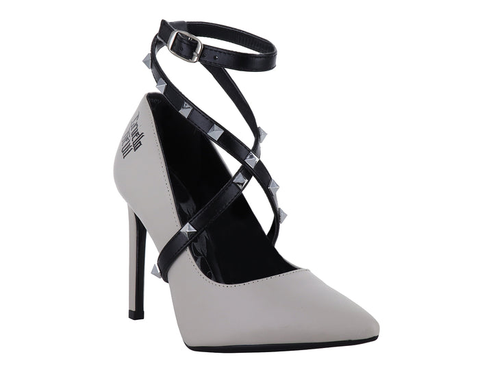 Zapatilla de tacón alto color nude con correas negras cruzadas y detalles de estoperoles plateados.