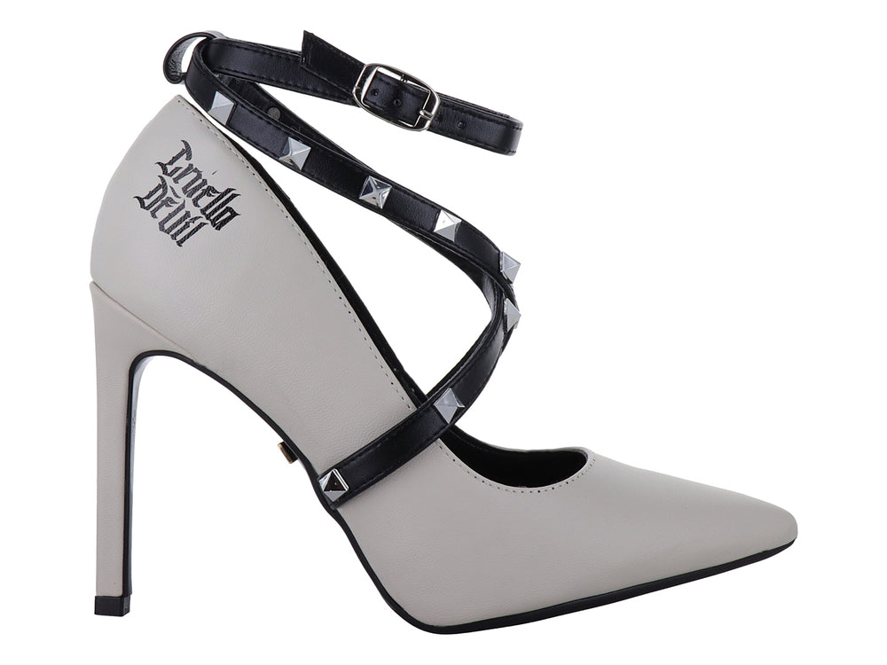 Zapatilla de tacón alto color nude con correas negras cruzadas y detalles de estoperoles plateados.