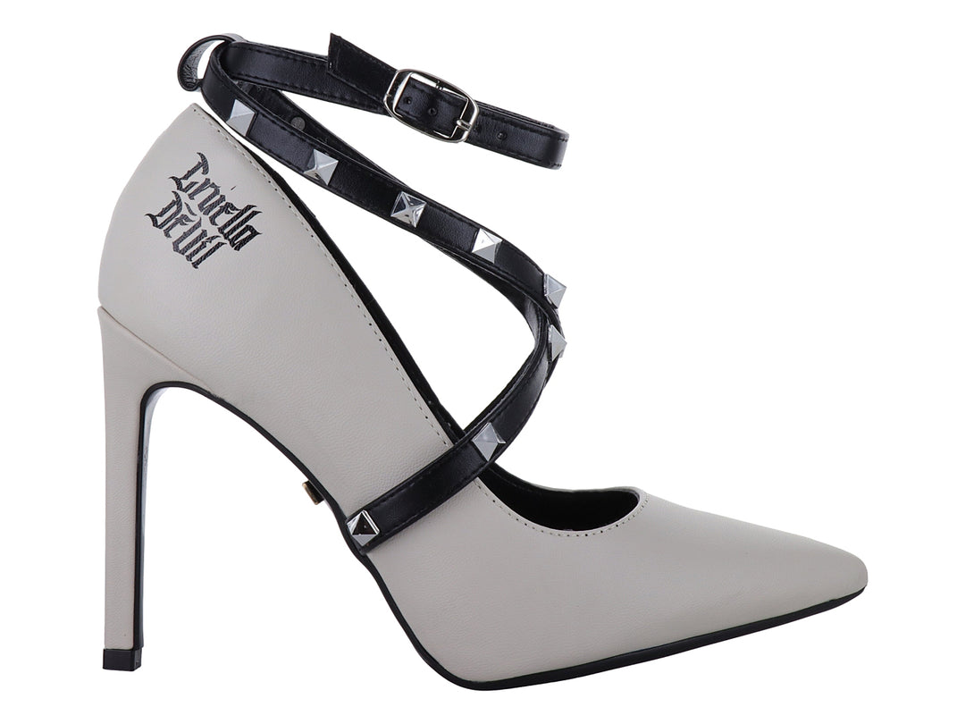 Zapatilla de tacón alto color nude con correas negras cruzadas y detalles de estoperoles plateados.