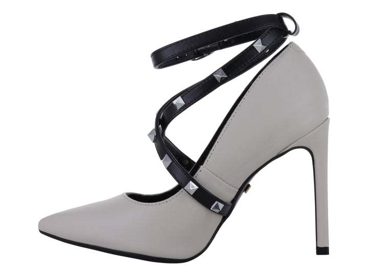 Zapatilla de tacón alto color nude con correas negras cruzadas y detalles de estoperoles plateados.