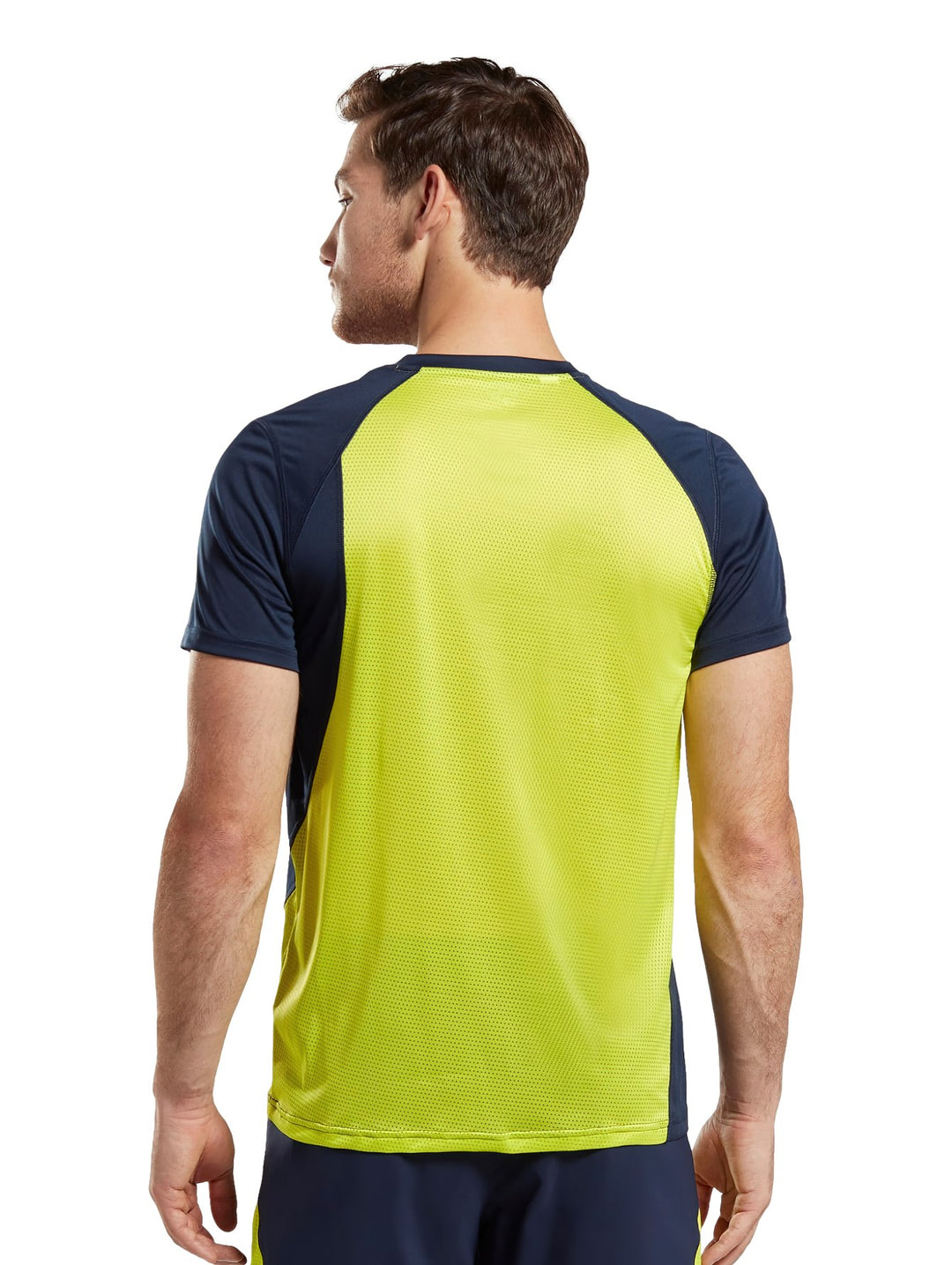 Hombre vistiendo camiseta deportiva Reebok color azul marino con detalles laterales en amarillo neón.