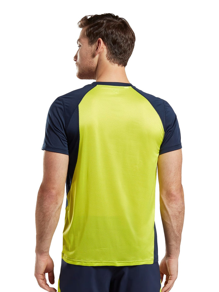 Hombre vistiendo camiseta deportiva Reebok color azul marino con detalles laterales en amarillo neón.