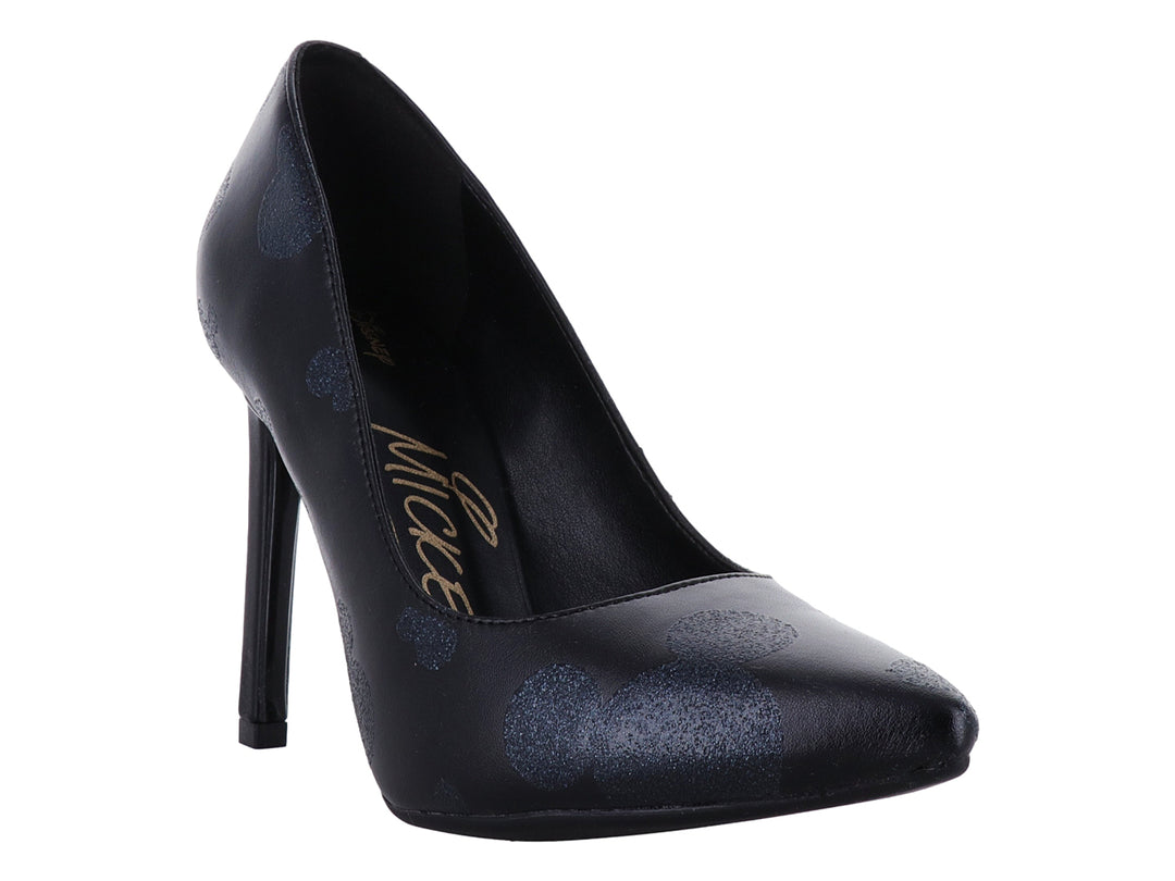 Zapato de tacón alto color negro con estampado sutil y detalle dorado en el costado.