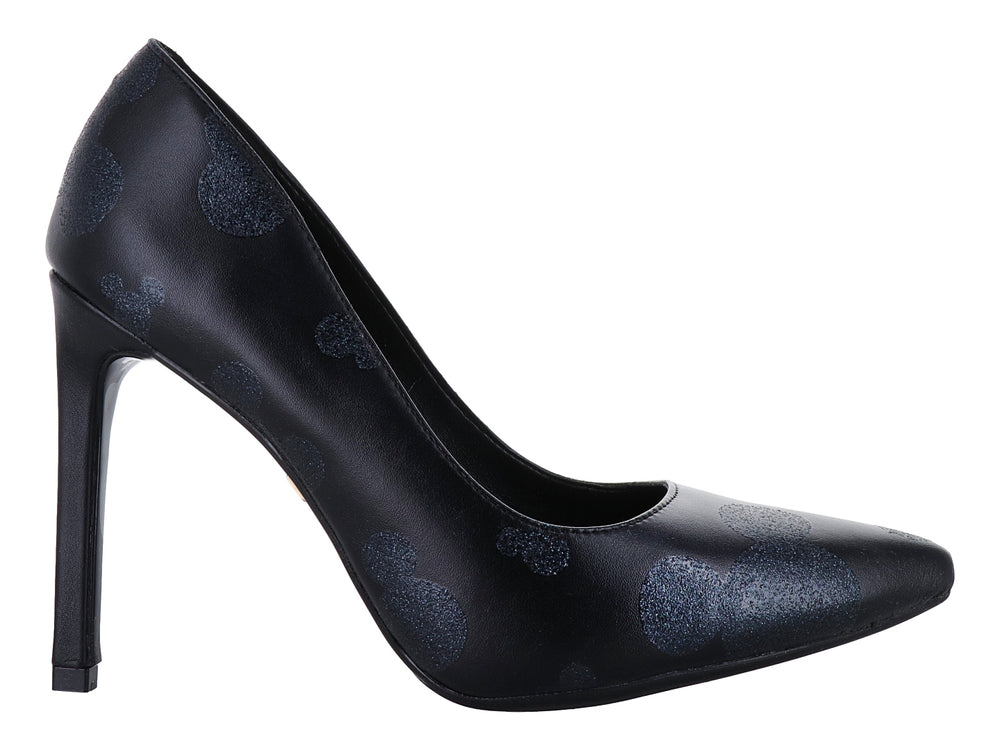 Zapato de tacón alto color negro con estampado sutil y detalle dorado en el costado.