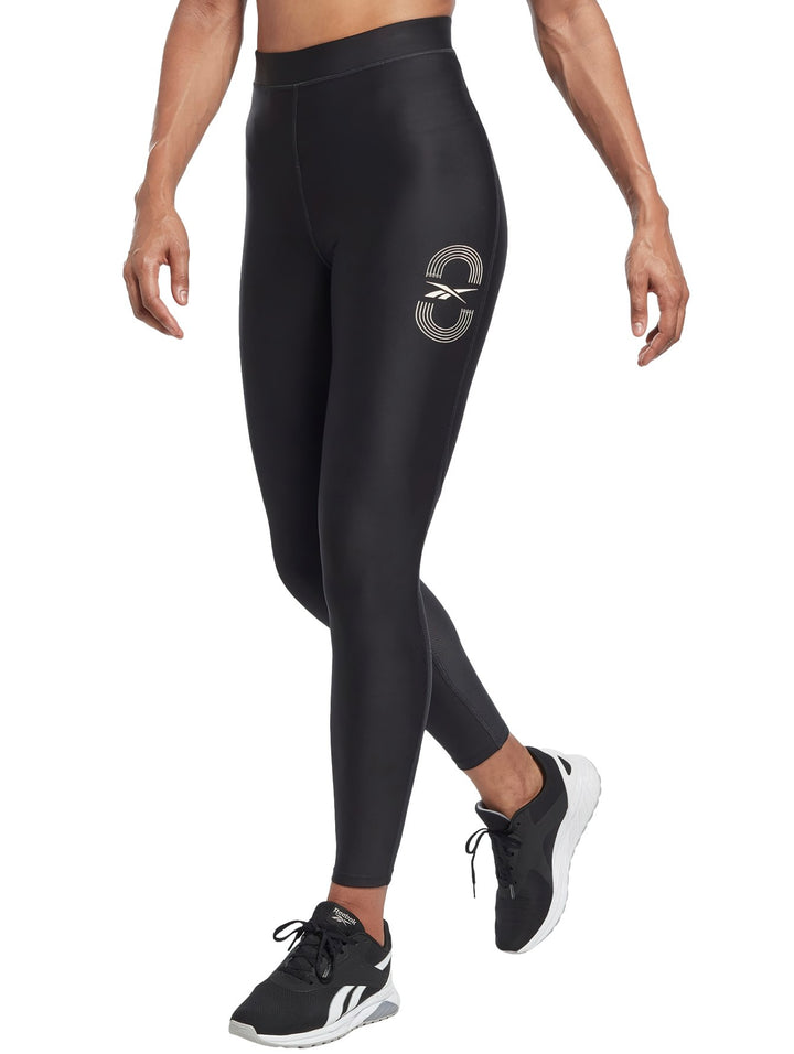 Mallas deportivas Reebok color negro para running con logotipo blanco en la pierna izquierda.