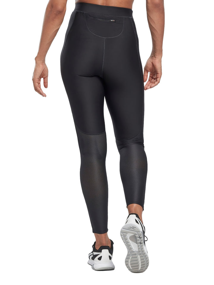 Mallas deportivas Reebok color negro para running con logotipo blanco en la pierna izquierda.