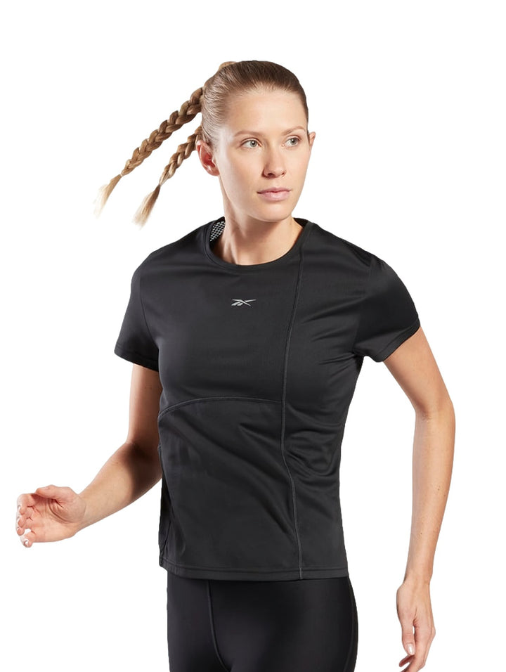 Mujer vistiendo una camiseta deportiva de manga corta color negro de la marca Reebok.