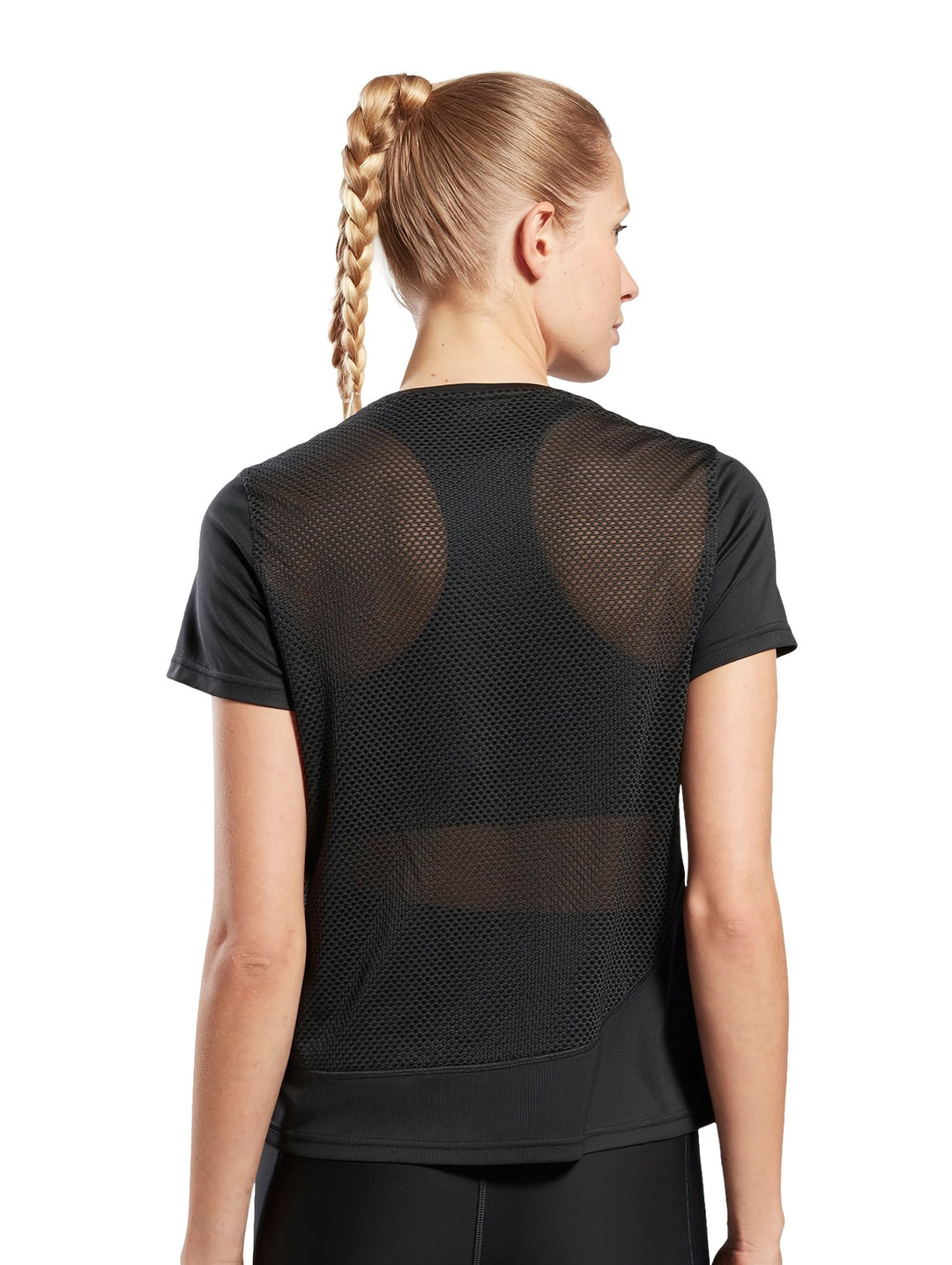 Mujer vistiendo una camiseta deportiva de manga corta color negro de la marca Reebok.